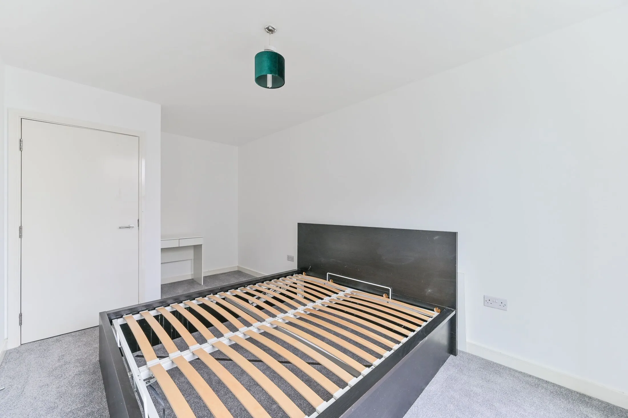 Flat Wellesley Road in Greater London