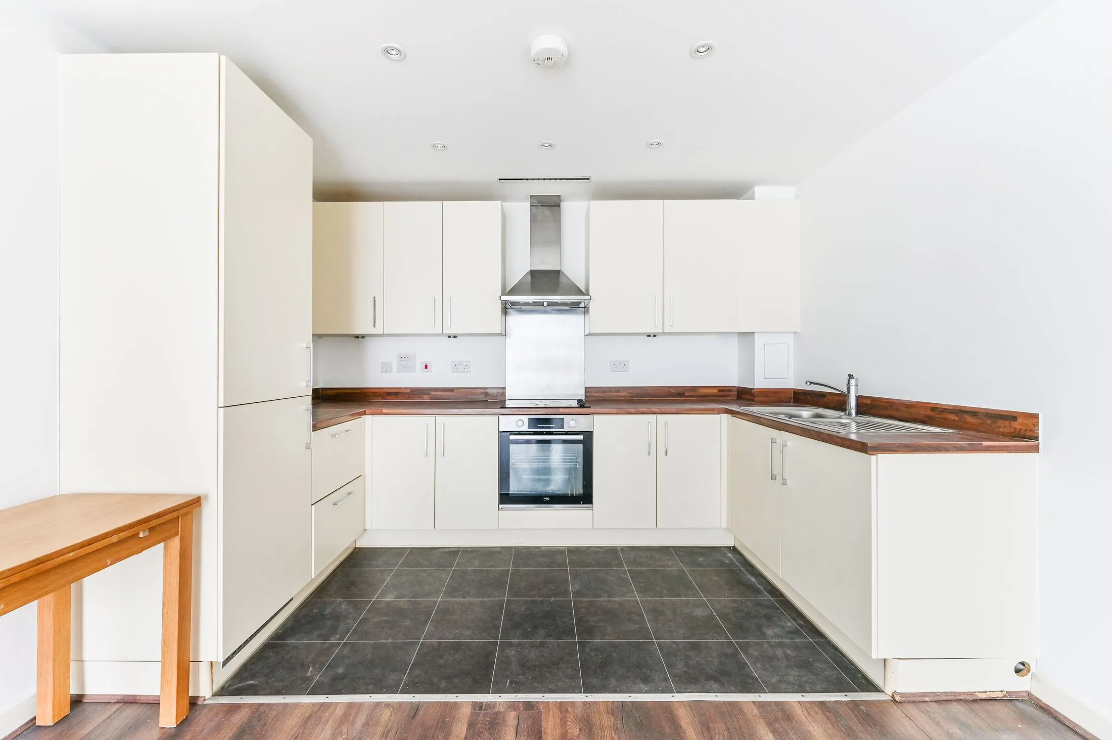 Flat Wellesley Road in Greater London