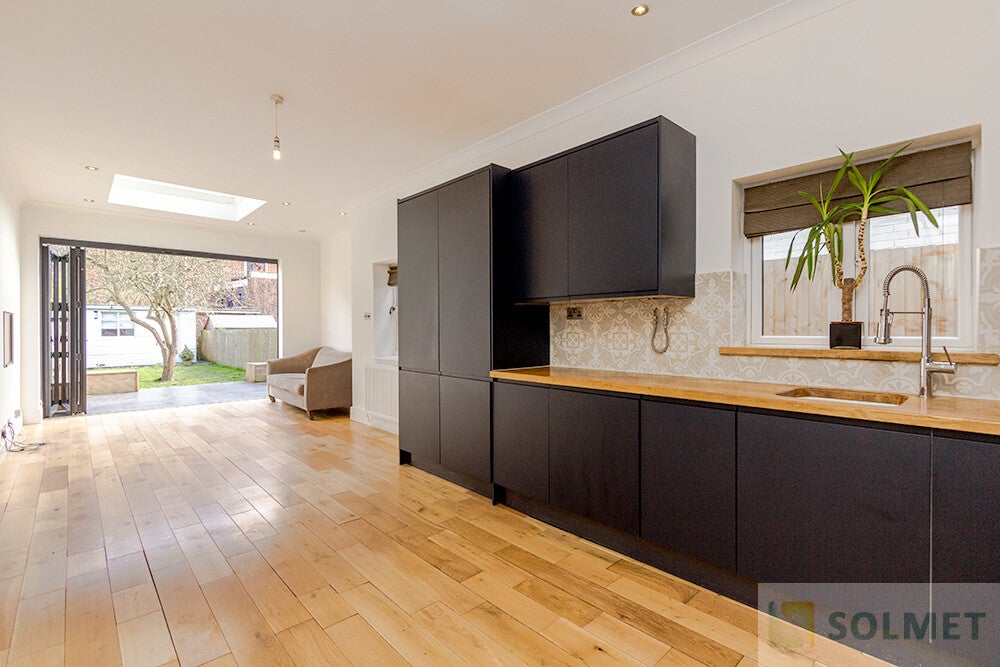 Flat Chamberlayne Road in Greater London