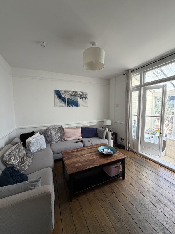 Room Strathmore Road in Greater London