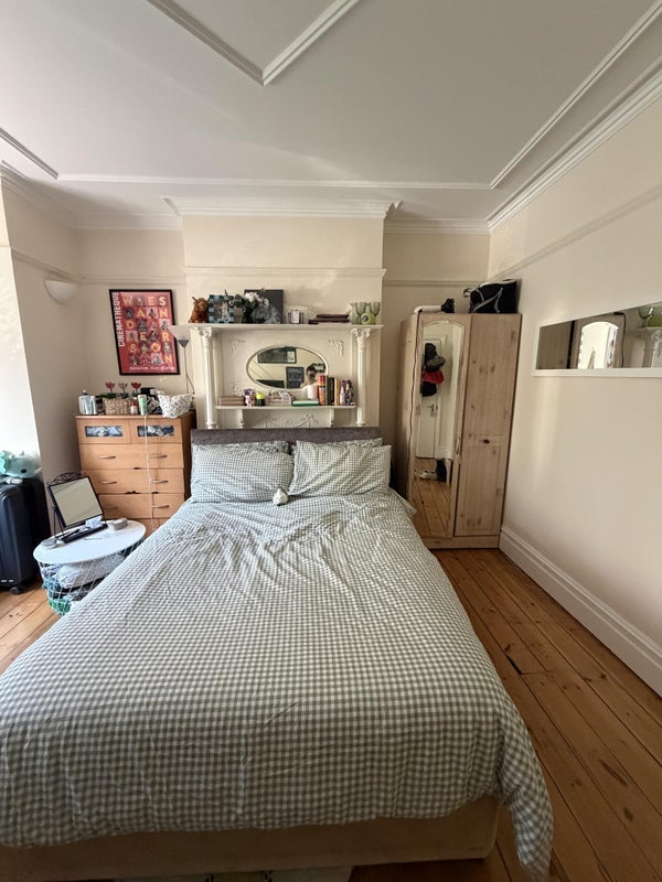 Room Strathmore Road in Greater London