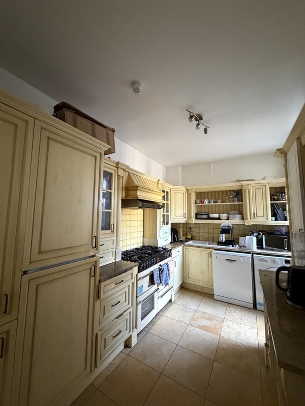 Room Strathmore Road in Greater London