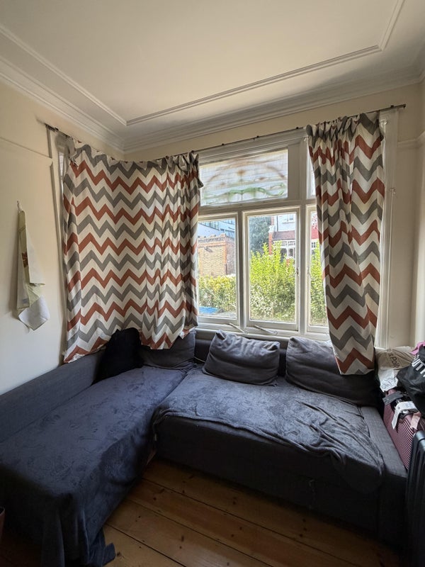 Room Strathmore Road in Greater London
