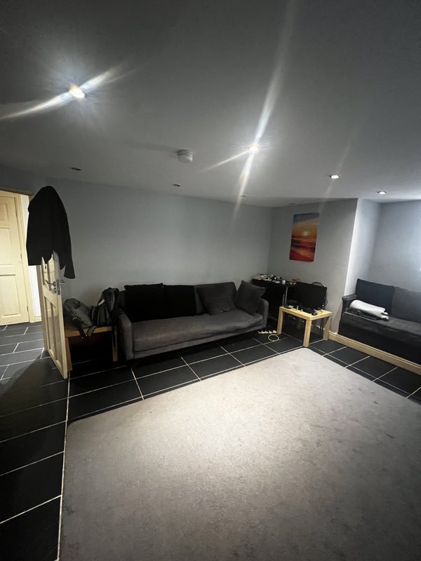 Flat Cranbourne Road in Bradford