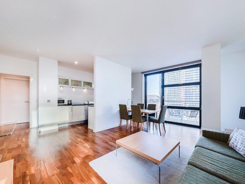 Flat South Quay Square in Greater London