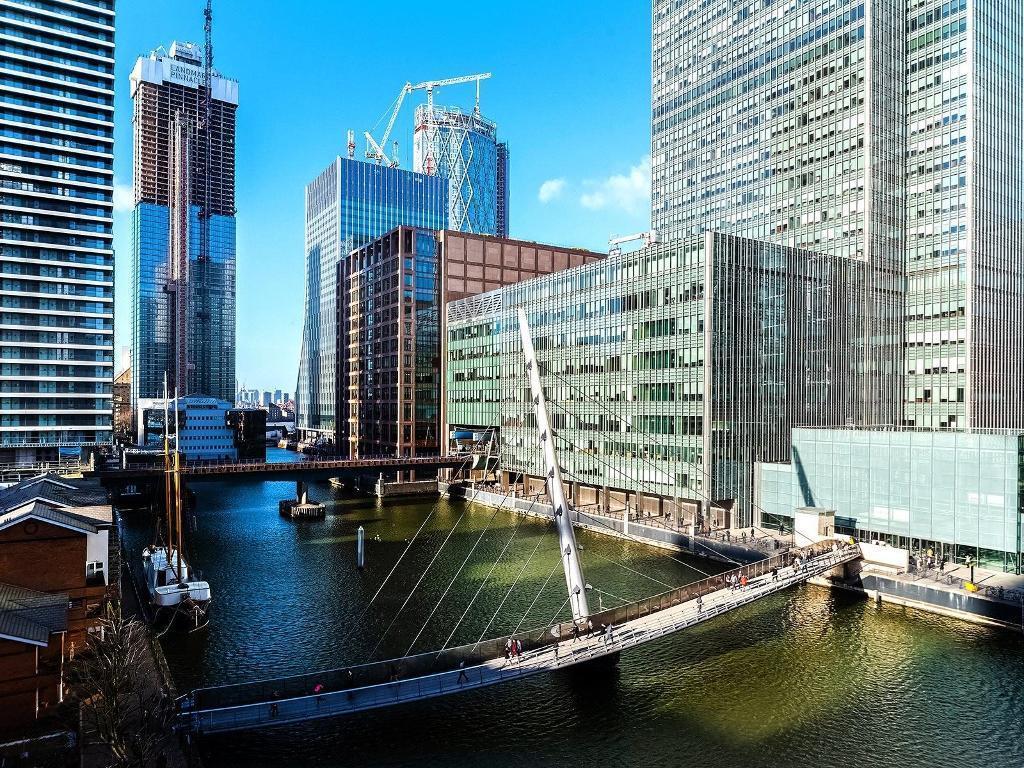 Flat South Quay Square in Greater London