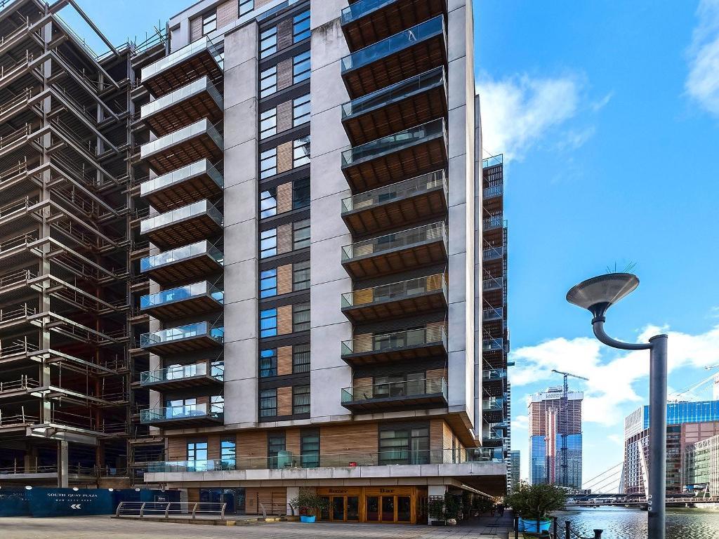 Flat South Quay Square in Greater London