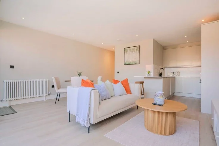 Flat Elm Grove in Greater London