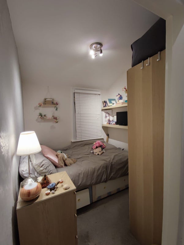 Room Collingbourne Road in Greater London