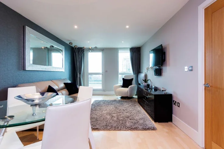 Flat Nine Elms Lane in Greater London