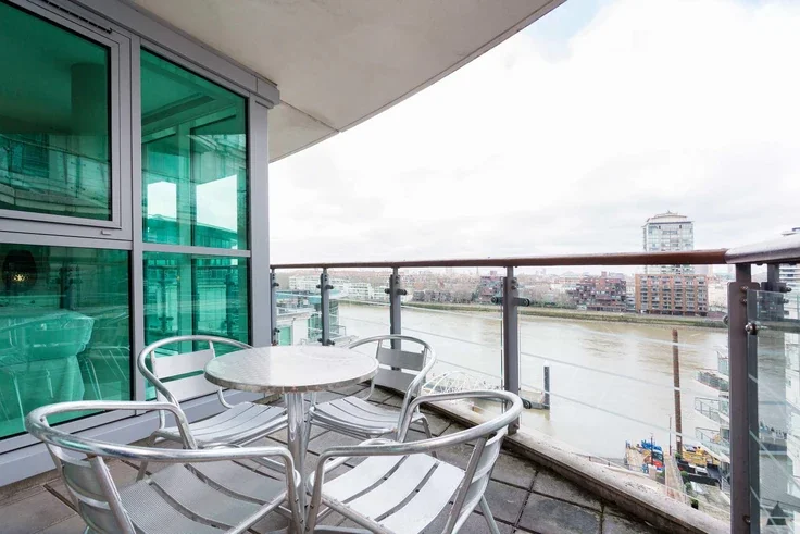 Flat Nine Elms Lane in Greater London