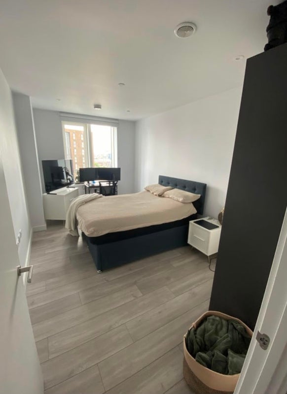 Room New Lion Way in Greater London