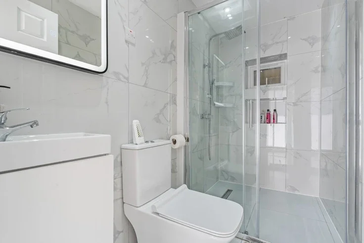 Room Burnside Road in Greater London