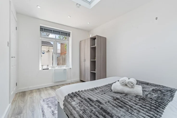 Room Burnside Road in Greater London