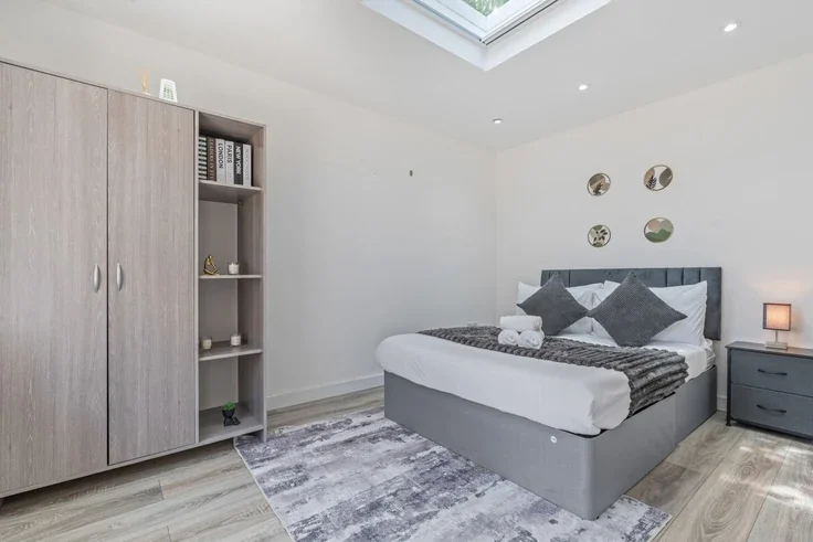 Room Burnside Road in Greater London