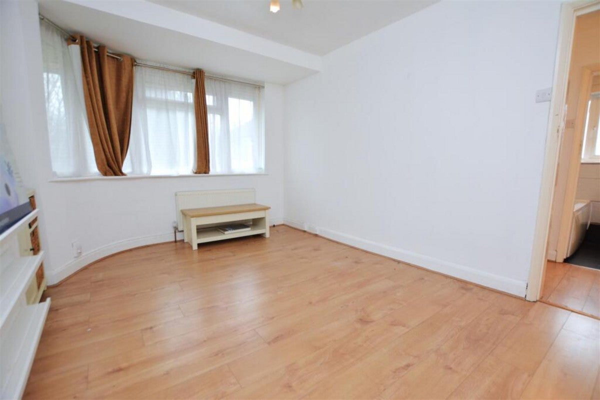 Flat Windsor Avenue in Greater London