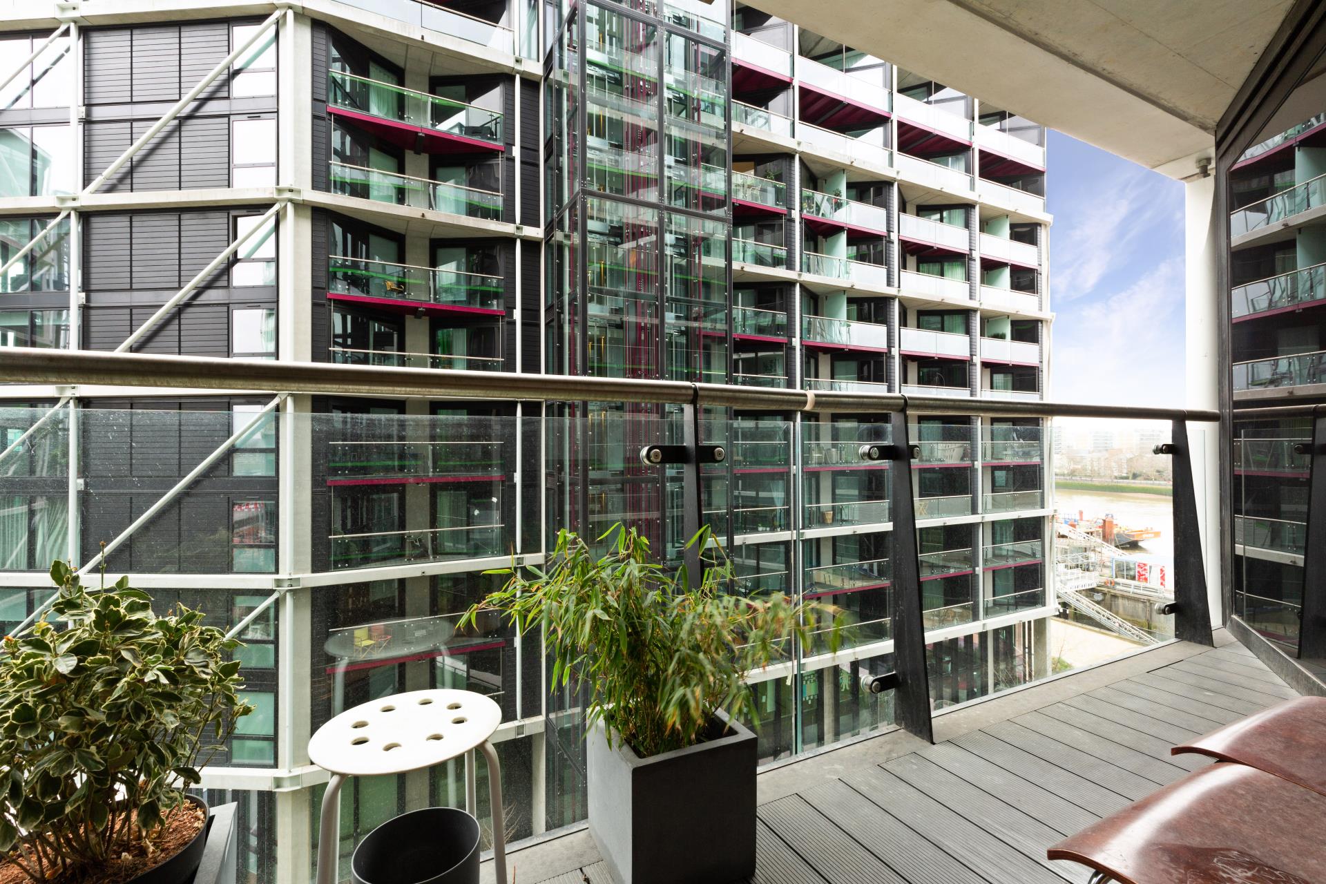 Flat Tideway Walk in Greater London