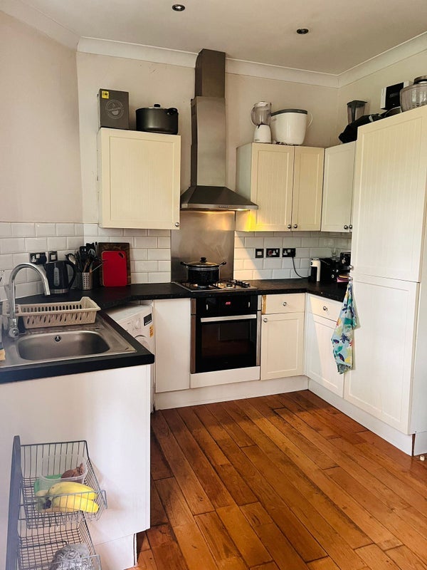 Room Fieldway Crescent in Greater London