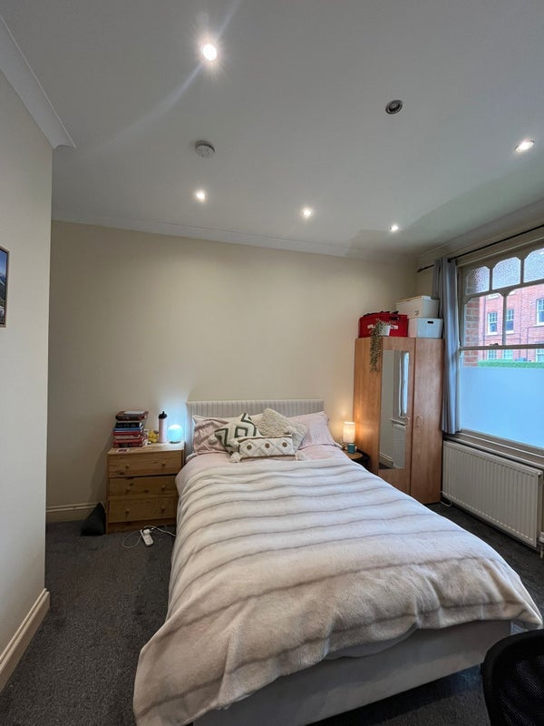 Room Fieldway Crescent in Greater London