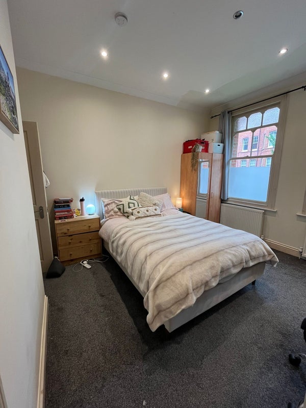 Room Fieldway Crescent in Greater London