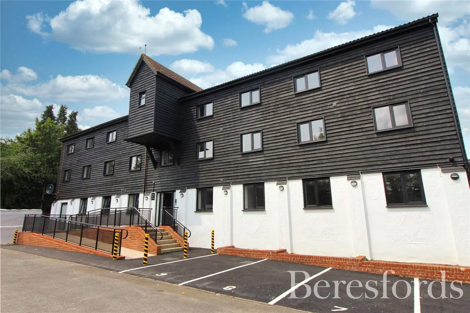 Flat Haslers Lane in Uttlesford