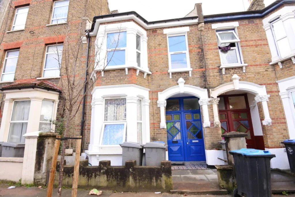 Flat Chaplin Road in Greater London
