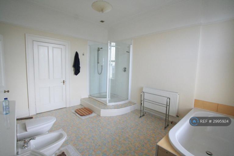 Room Lockyer Road in Plymouth