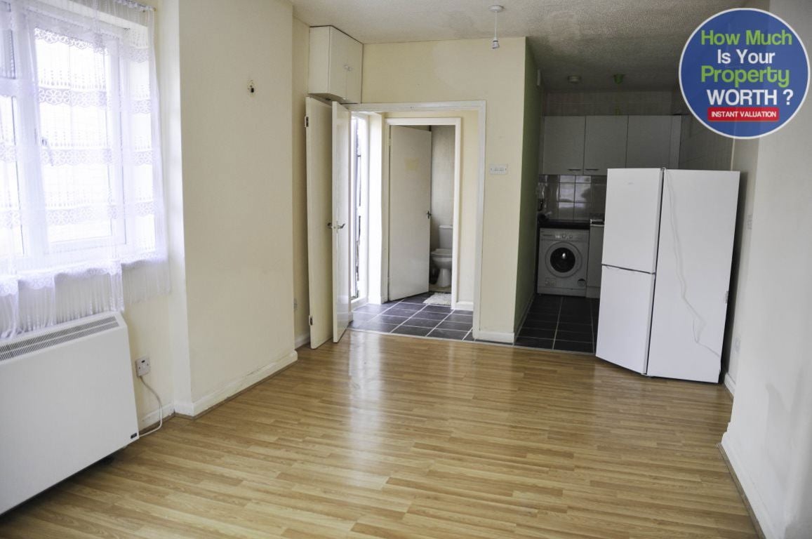 Flat Howard Avenue in Bedford