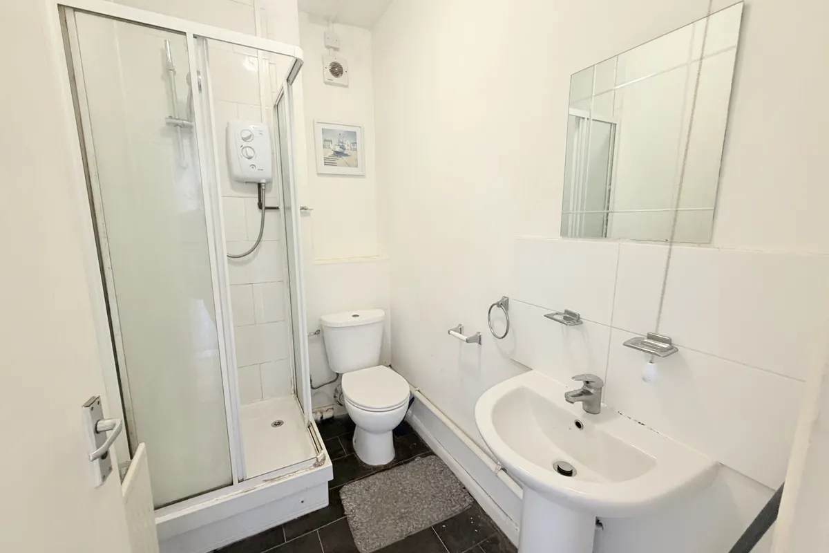Flat Glenfield Road in Leicester