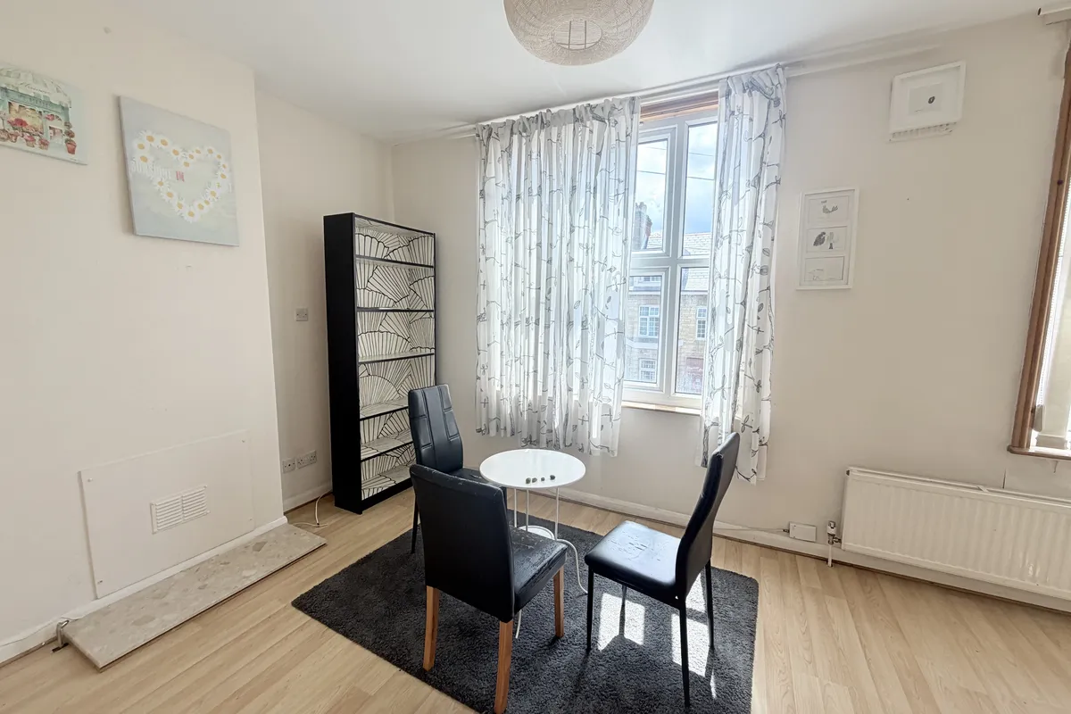 Flat Glenfield Road in Leicester