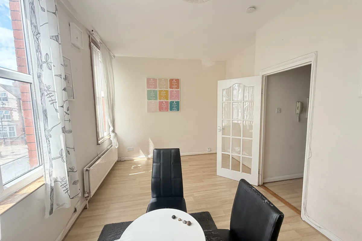 Flat Glenfield Road in Leicester