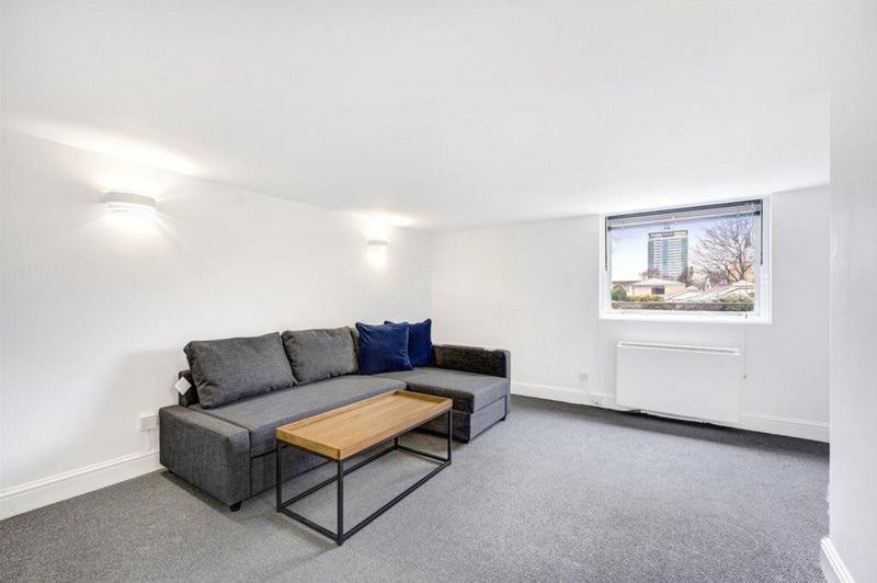 Flat Austin Road in Greater London