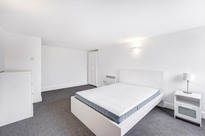 Flat Austin Road in Greater London