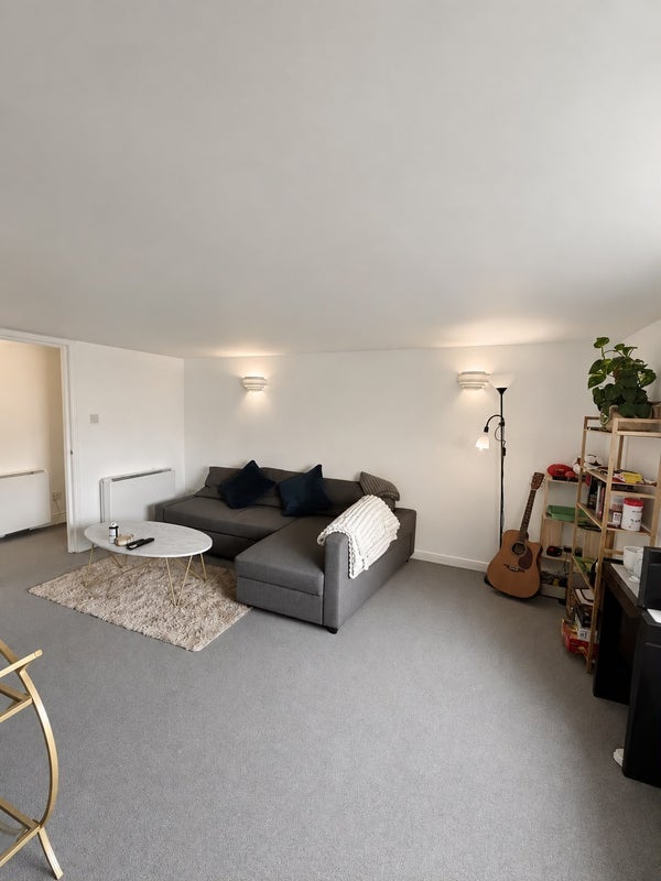Flat Austin Road in Greater London