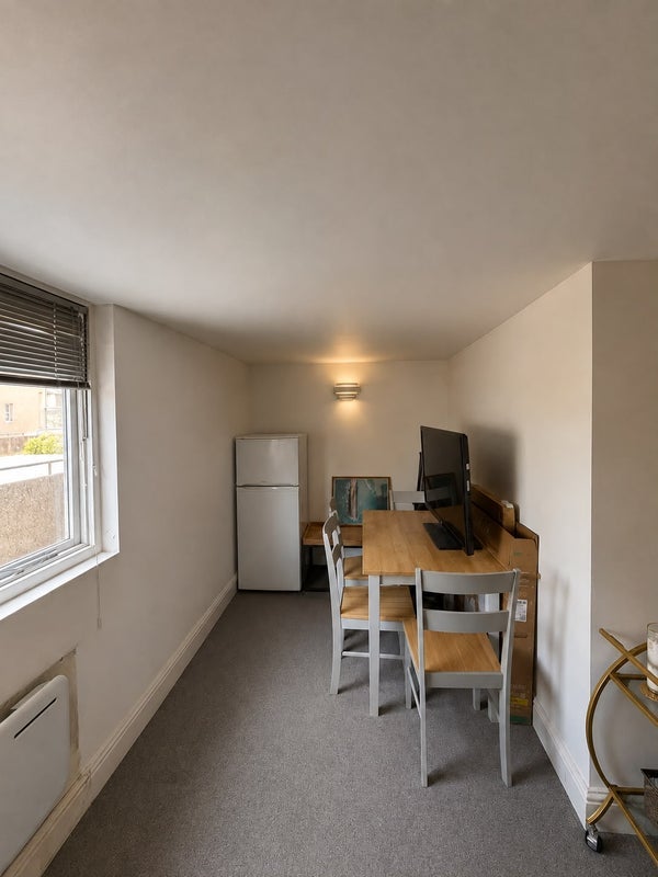 Flat Austin Road in Greater London