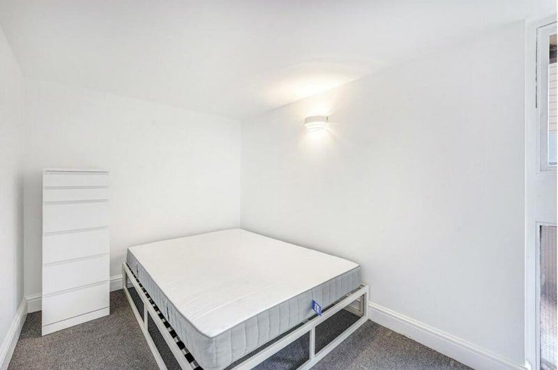Flat Austin Road in Greater London