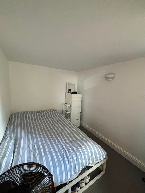 Flat Austin Road in Greater London