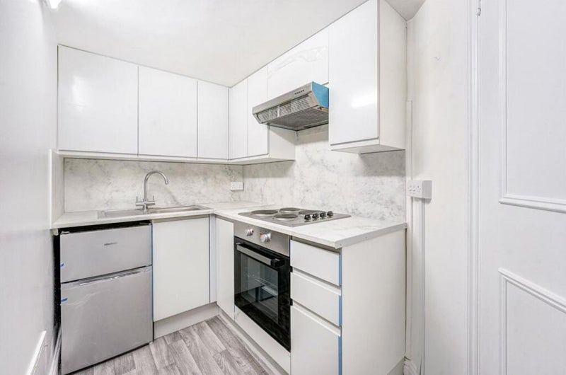 Flat Austin Road in Greater London