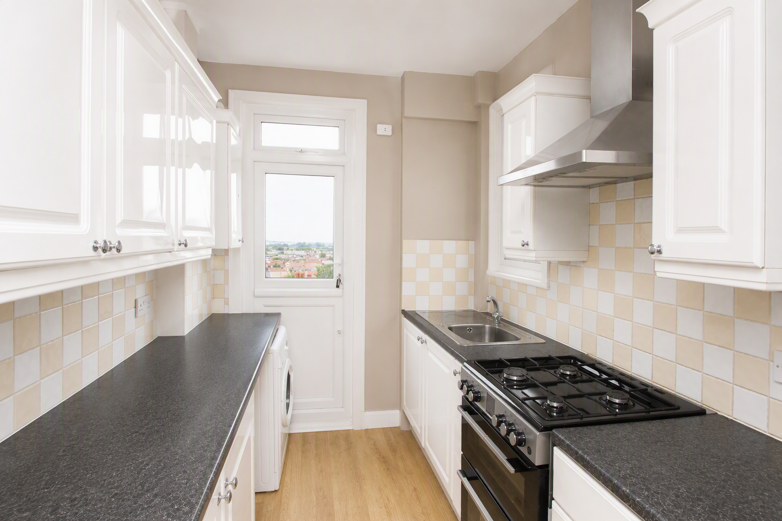 Flat Grange Road in Greater London