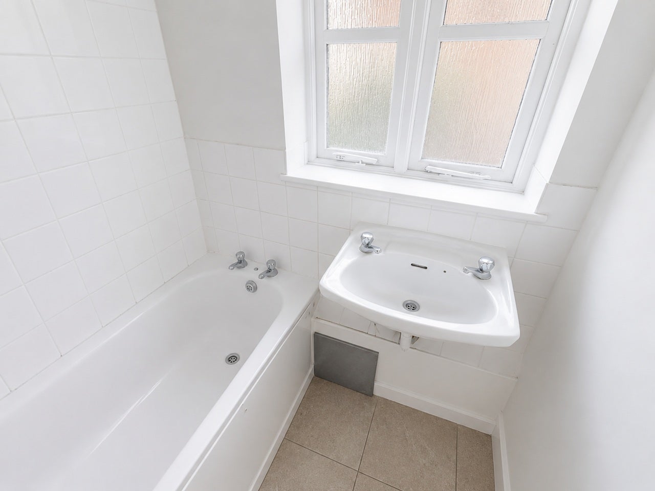 Flat Harlington Road West in Greater London