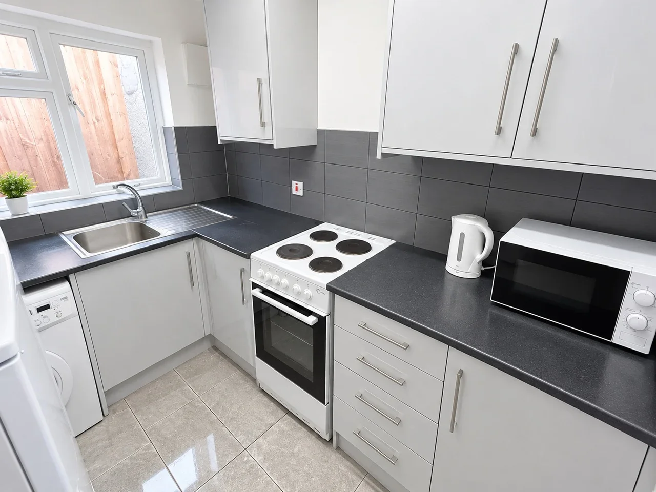 Flat Harlington Road West in Greater London
