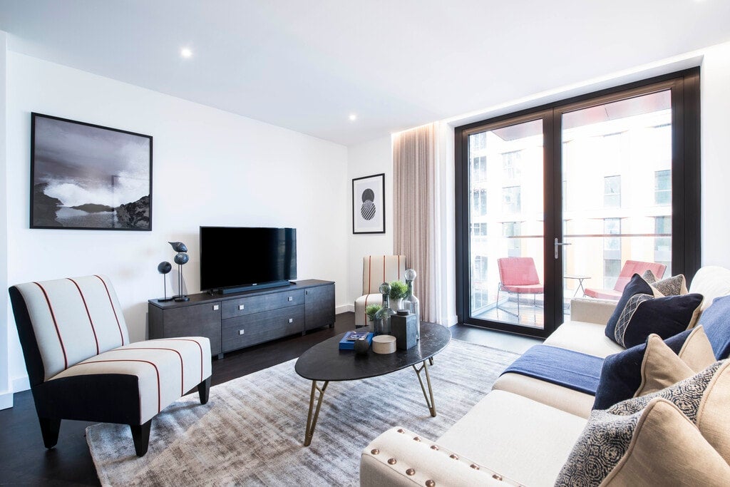 Flat Ponton Road in Greater London