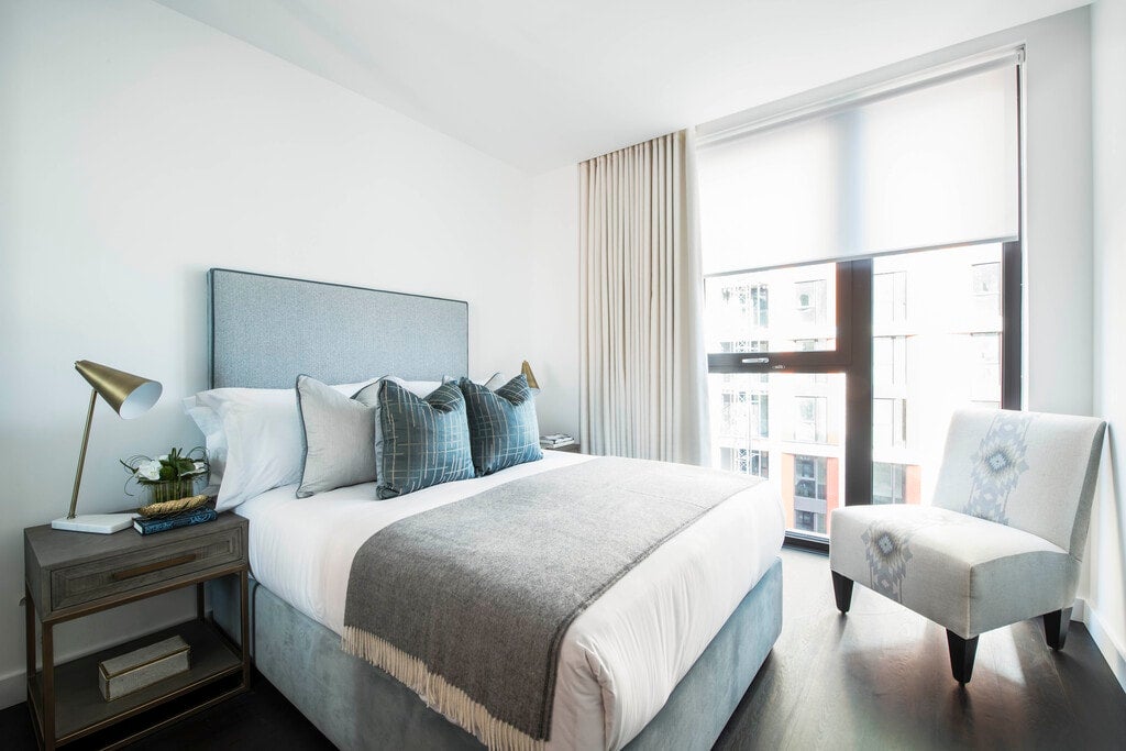 Flat Ponton Road in Greater London