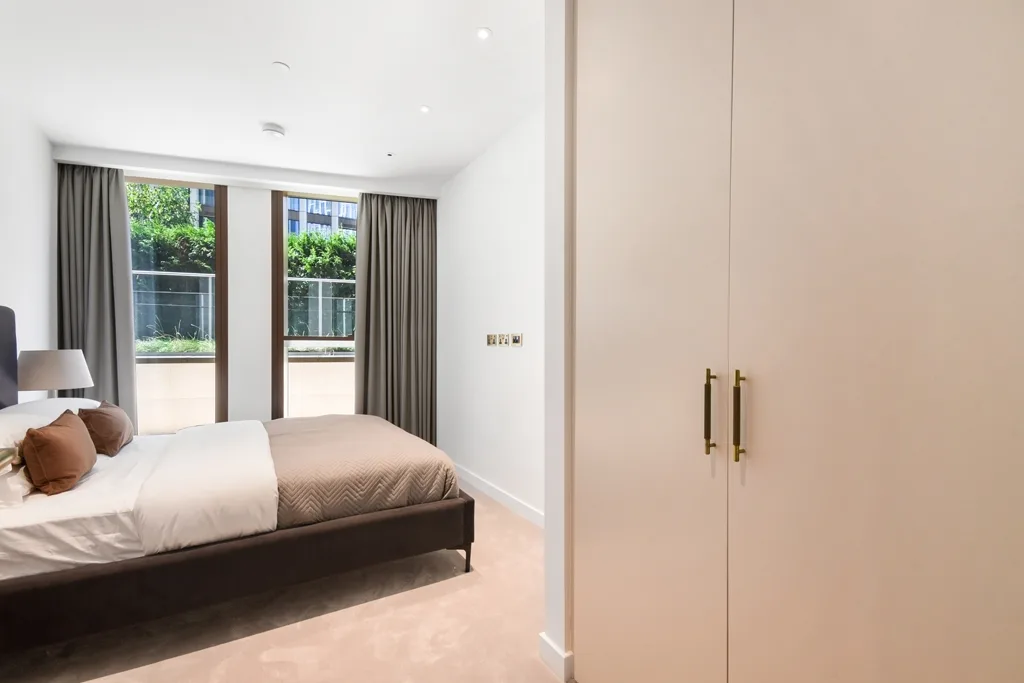 Flat Carnation Way in Greater London
