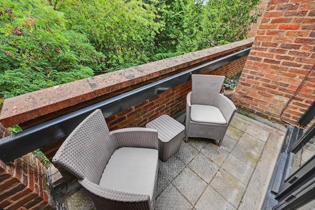 Flat Britten Close in Greater London