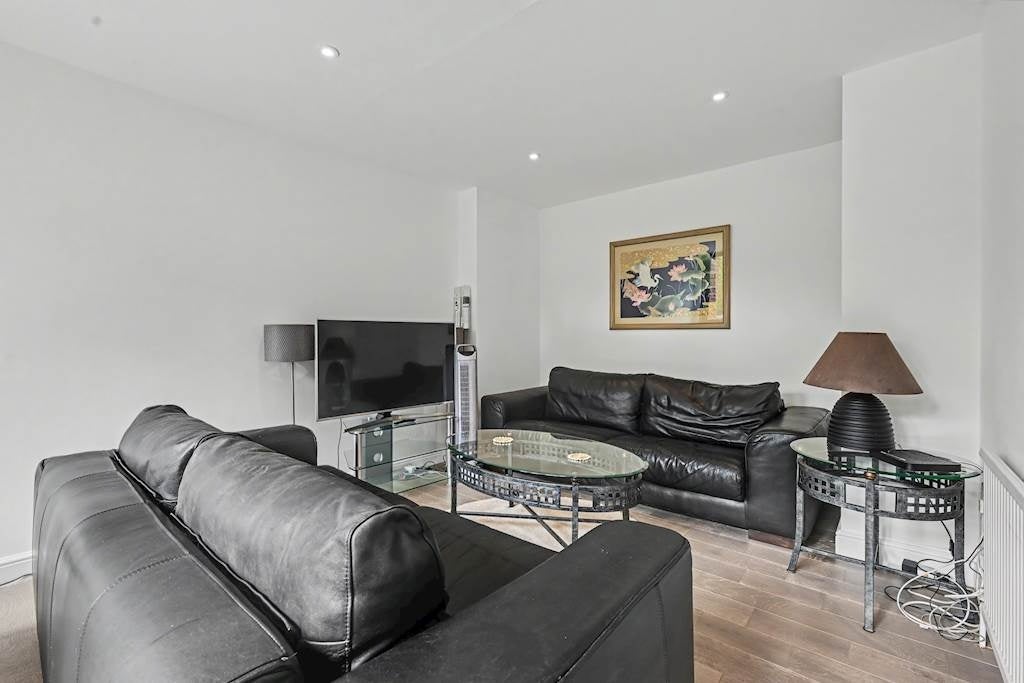 Flat Britten Close in Greater London
