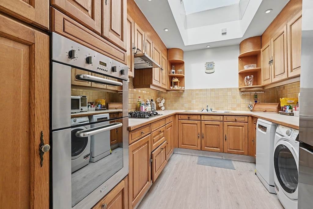 Flat Britten Close in Greater London