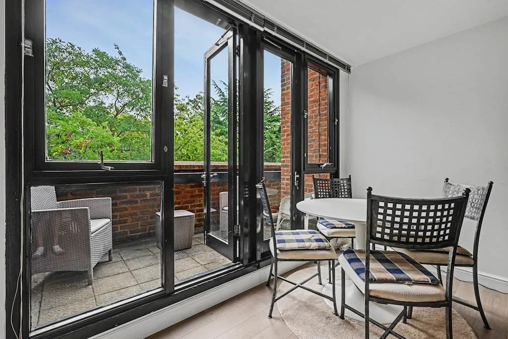 Flat Britten Close in Greater London