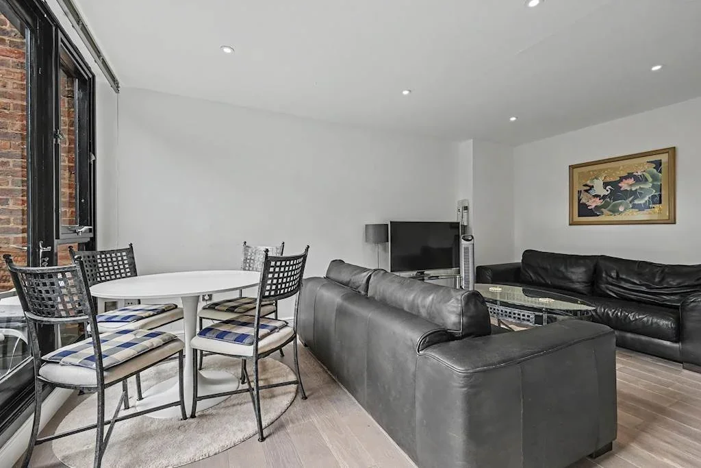 Flat Britten Close in Greater London