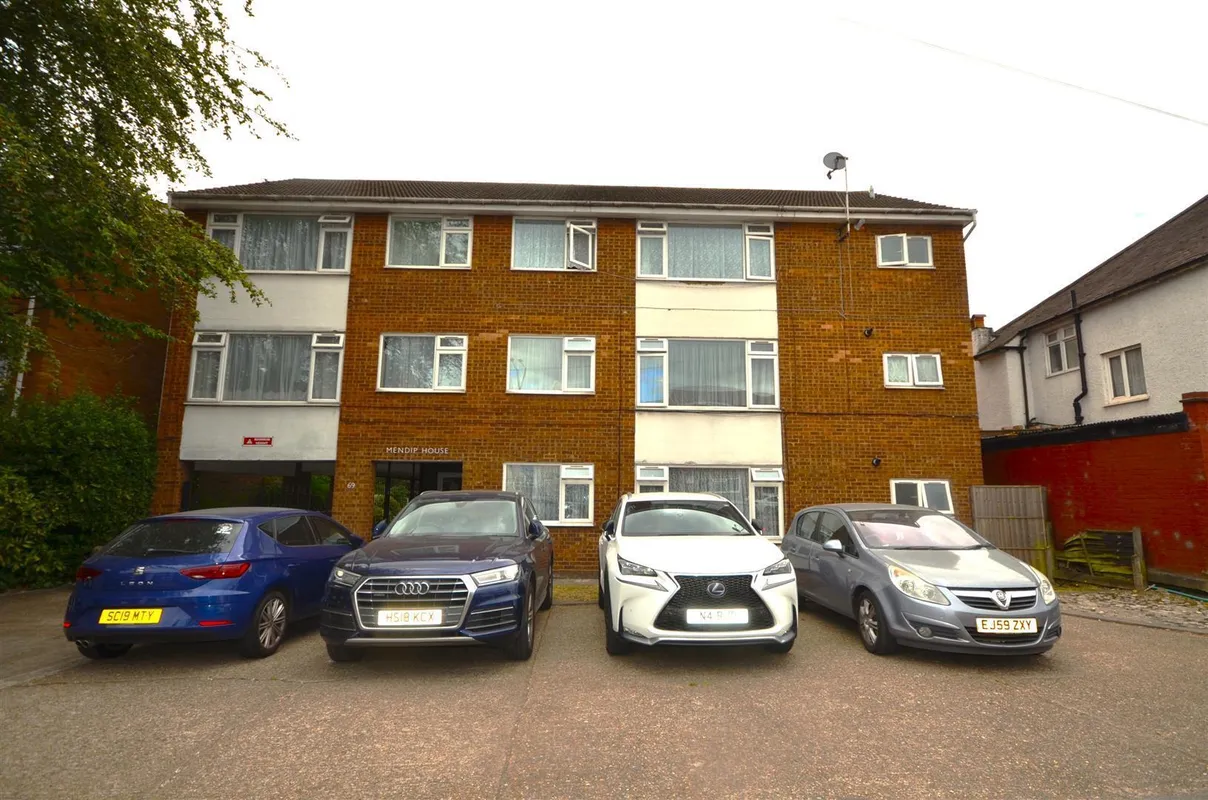 Flat Kenton Road in Greater London